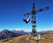 34 Sulla elaborata croce di vetta dello Zuc de Valmana (1546 m)